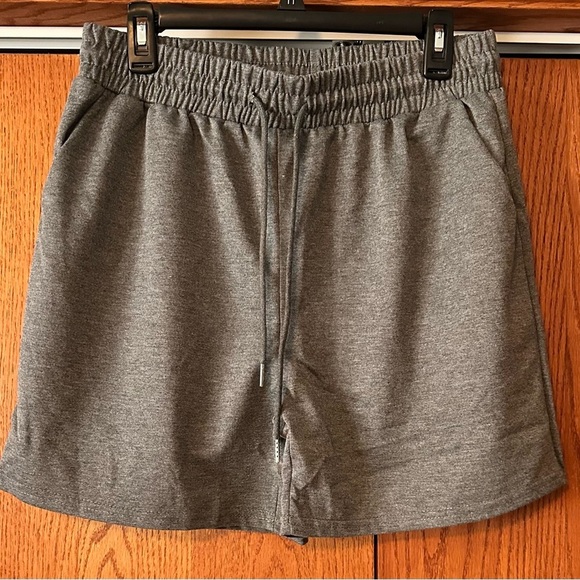 Pants - Women’s Lightweight Drawstring Waist Shorts With Front Pockets Size XL Gray NWOT